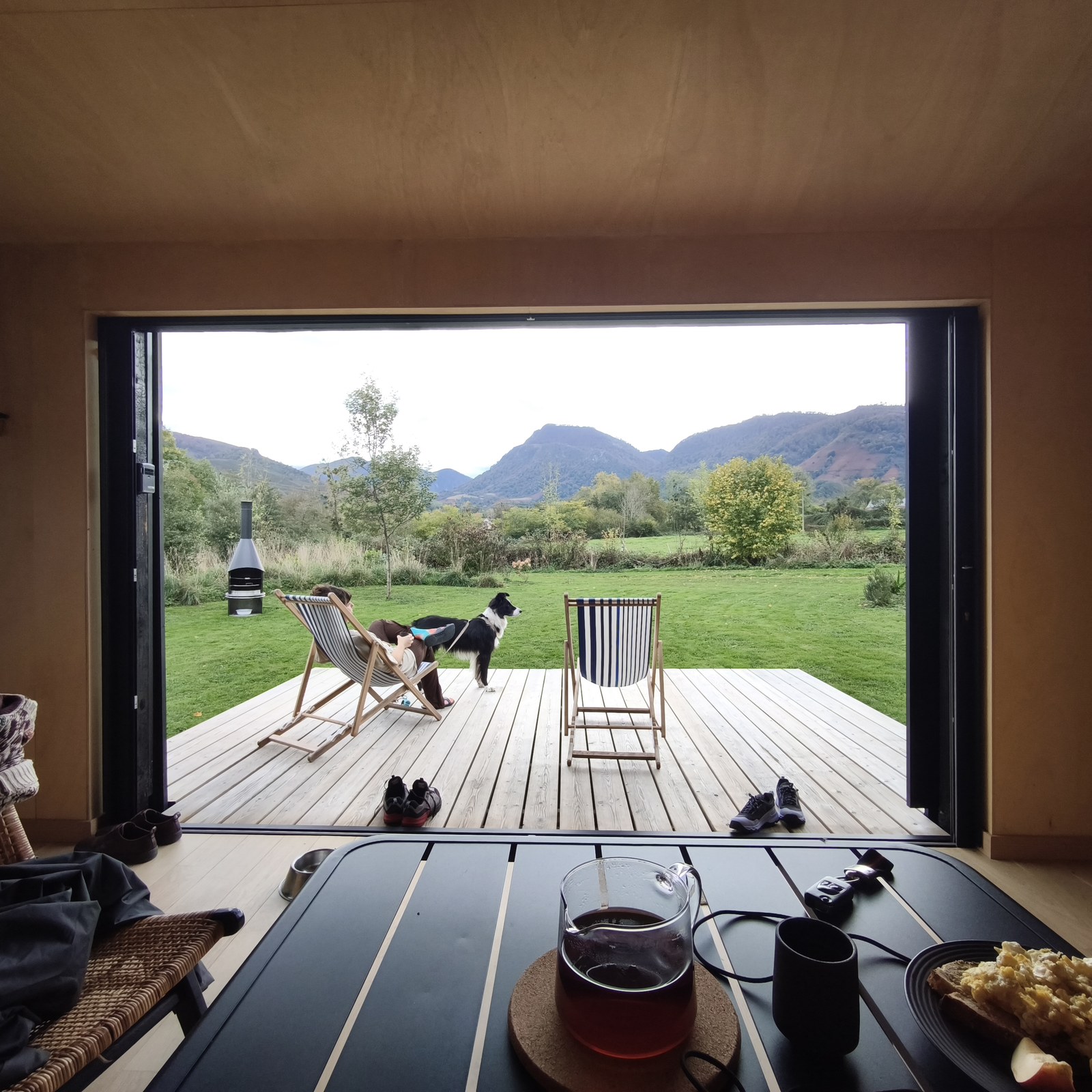 Interior de madera abierto a la terraza y el paisaje — vivienda La Fragua